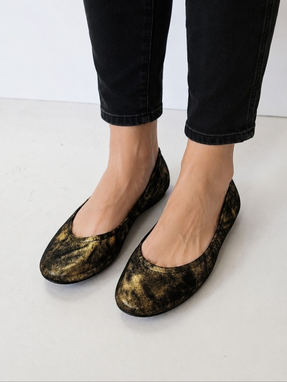 Vera Wang Black and Gold Foiled Ballet Flats Size 7.5